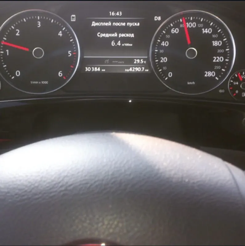 Volkswagen touareg 3.0 tdi, 2012 г. я первый и единственный владелец, куплен у официального дилера. в дтп не участвовал. надёжный, ухоженный полноприводный автомобиль, полностью готовый к эксплуатации. в отличном техническом состоянии, обслуживался своевременно, все то пройдены, есть сервисная история. пробег родной — 165 000 км, подтверждён. техническая часть: • двигатель работает ровно, без посторонних звуков • -8 ст. aisin (япония) — обслужена, работает идеально • подвеска без стуков • новые тормозные диски, черный потолок, шторки окон. • постоянный полный привод. комфорт и особенности: • дополнительный топливный бак 100 л — запас хода до ~1500 км • автономный программируемый отопитель webasto. • мультируль, с подогревом. • электрозеркала с подогревом. • комфортные сиденья с электрорегулировками. • салон в отличном состоянии, в машине не курили • зимняя резина (производство germany) юридически чист: • полный комплект ключей и документов • к 📞 звоните: +7(949)3933633 - фотография - 4