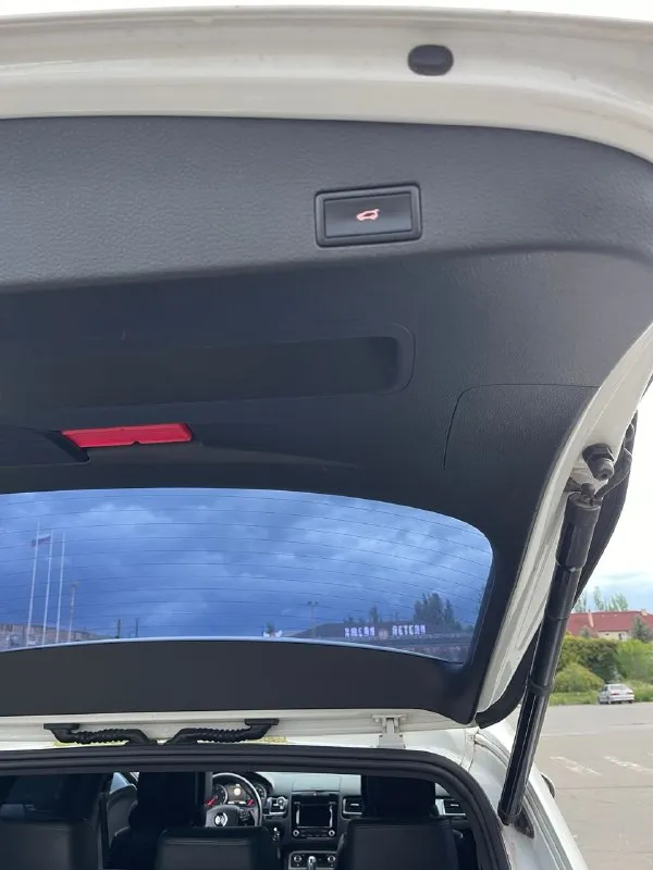 Volkswagen touareg 3.0 tdi, 2012 г. я первый и единственный владелец, куплен у официального дилера. в дтп не участвовал. надёжный, ухоженный полноприводный автомобиль, полностью готовый к эксплуатации. в отличном техническом состоянии, обслуживался своевременно, все то пройдены, есть сервисная история. пробег родной — 165 000 км, подтверждён. техническая часть: • двигатель работает ровно, без посторонних звуков • -8 ст. aisin (япония) — обслужена, работает идеально • подвеска без стуков • новые тормозные диски, черный потолок, шторки окон. • постоянный полный привод. комфорт и особенности: • дополнительный топливный бак 100 л — запас хода до ~1500 км • автономный программируемый отопитель webasto. • мультируль, с подогревом. • электрозеркала с подогревом. • комфортные сиденья с электрорегулировками. • салон в отличном состоянии, в машине не курили • зимняя резина (производство germany) юридически чист: • полный комплект ключей и документов • к 📞 звоните: +7(949)3933633 - фотография - 6