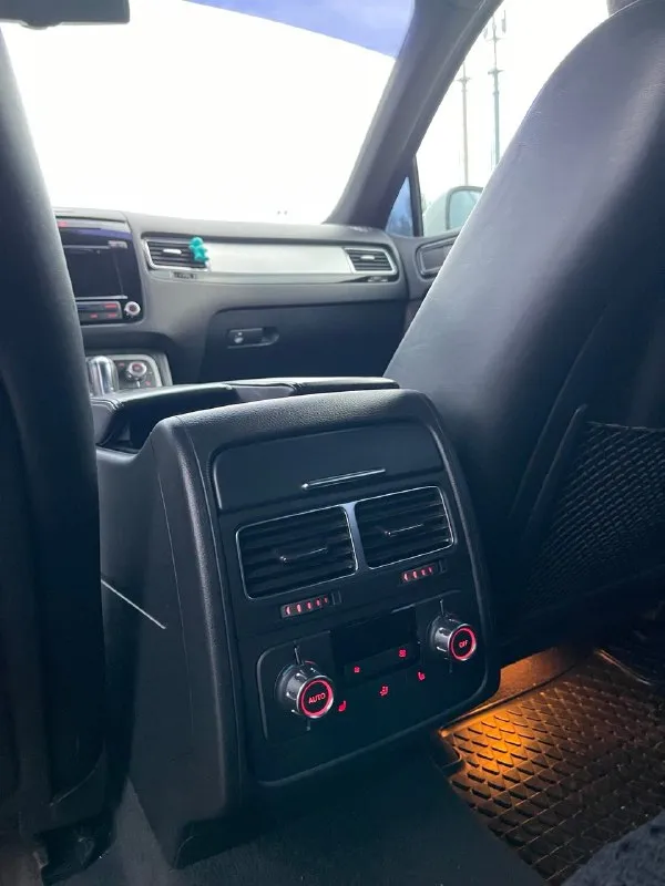 Volkswagen touareg 3.0 tdi, 2012 г. я первый и единственный владелец, куплен у официального дилера. в дтп не участвовал. надёжный, ухоженный полноприводный автомобиль, полностью готовый к эксплуатации. в отличном техническом состоянии, обслуживался своевременно, все то пройдены, есть сервисная история. пробег родной — 165 000 км, подтверждён. техническая часть: • двигатель работает ровно, без посторонних звуков • -8 ст. aisin (япония) — обслужена, работает идеально • подвеска без стуков • новые тормозные диски, черный потолок, шторки окон. • постоянный полный привод. комфорт и особенности: • дополнительный топливный бак 100 л — запас хода до ~1500 км • автономный программируемый отопитель webasto. • мультируль, с подогревом. • электрозеркала с подогревом. • комфортные сиденья с электрорегулировками. • салон в отличном состоянии, в машине не курили • зимняя резина (производство germany) юридически чист: • полный комплект ключей и документов • к 📞 звоните: +7(949)3933633 - фотография - 7