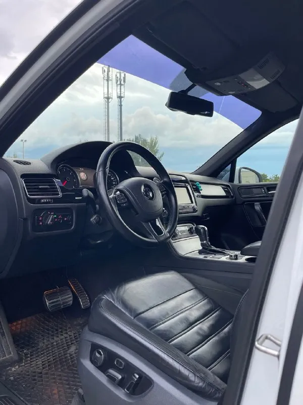 Volkswagen touareg 3.0 tdi, 2012 г. я первый и единственный владелец, куплен у официального дилера. в дтп не участвовал. надёжный, ухоженный полноприводный автомобиль, полностью готовый к эксплуатации. в отличном техническом состоянии, обслуживался своевременно, все то пройдены, есть сервисная история. пробег родной — 165 000 км, подтверждён. техническая часть: • двигатель работает ровно, без посторонних звуков • -8 ст. aisin (япония) — обслужена, работает идеально • подвеска без стуков • новые тормозные диски, черный потолок, шторки окон. • постоянный полный привод. комфорт и особенности: • дополнительный топливный бак 100 л — запас хода до ~1500 км • автономный программируемый отопитель webasto. • мультируль, с подогревом. • электрозеркала с подогревом. • комфортные сиденья с электрорегулировками. • салон в отличном состоянии, в машине не курили • зимняя резина (производство germany) юридически чист: • полный комплект ключей и документов • к 📞 звоните: +7(949)3933633 - фотография - 8