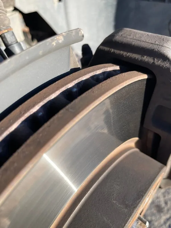 Volkswagen touareg 3.0 tdi, 2012 г. я первый и единственный владелец, куплен у официального дилера. в дтп не участвовал. надёжный, ухоженный полноприводный автомобиль, полностью готовый к эксплуатации. в отличном техническом состоянии, обслуживался своевременно, все то пройдены, есть сервисная история. пробег родной — 165 000 км, подтверждён. техническая часть: • двигатель работает ровно, без посторонних звуков • -8 ст. aisin (япония) — обслужена, работает идеально • подвеска без стуков • новые тормозные диски, черный потолок, шторки окон. • постоянный полный привод. комфорт и особенности: • дополнительный топливный бак 100 л — запас хода до ~1500 км • автономный программируемый отопитель webasto. • мультируль, с подогревом. • электрозеркала с подогревом. • комфортные сиденья с электрорегулировками. • салон в отличном состоянии, в машине не курили • зимняя резина (производство germany) юридически чист: • полный комплект ключей и документов • к 📞 звоните: +7(949)3933633 - фотография - 9