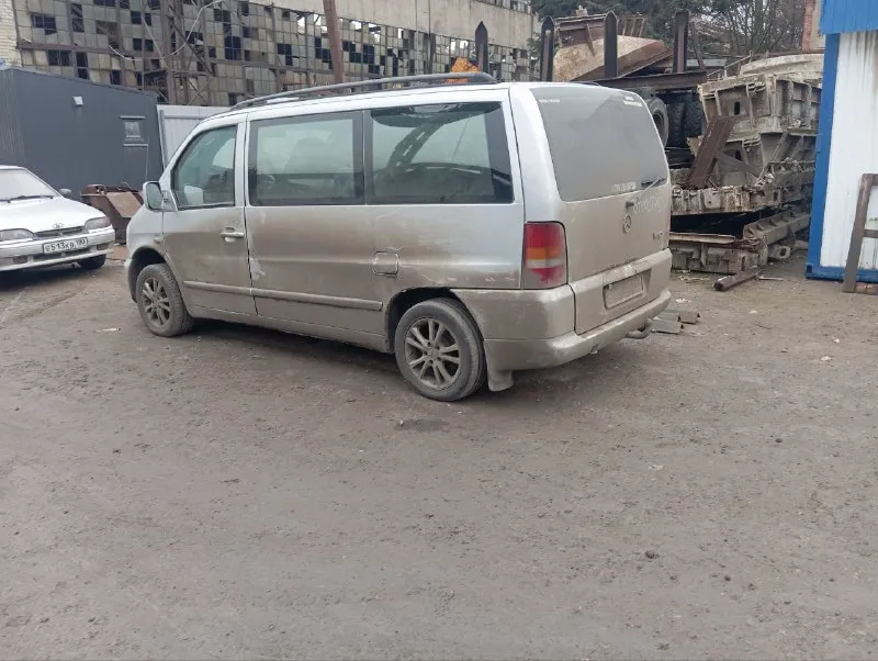 Продам mercedes benz vito. 638 112. 2003 г. пробег 490 родной не отмотан, я второй хозяин. по птс 1 хозяин, лично проехал 270 т. ходовая полностью перебрана, мотор от замены до замены масла не ест масло лью только хорошее oral. кондиционер подогрев зеркал все работае, 2 комплект ключей, 2 комплекта резины, лето на титанах, причина продажи, машина стоит без дела! г. донецк цена 800000 торг у капота телефон +79494516841 телеком +79498060281 - фотография - 5