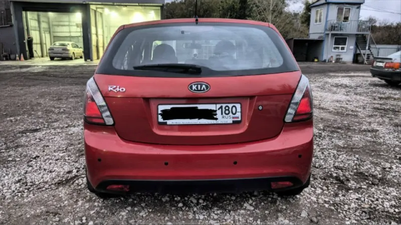 Продам свою машину kia rio 1.4 lux 2010г. Я второй хозяин за историю авто. Первая хозяйка женщина, которая откатала 108 т. Км. Я владею с марта 24 года. Сейчас пробег ~ 128т. Км. Авто южный, а именно краснодарский. Покупал через ильдар автоподбор. До начала 2025 жил и ездил по краснодарскому краю и адыгее. Разово проезжал по 600-700 км без проблем и нюансов. Мыл часто, на самобслуживании. Заправлялся и заправляюсь только 95м. На сколько помню, во владении первой хозяйки никакие элементы кузова не красились. По комплектации: подогревы седел передних, стекла заднего,4 электростеклоподъемника, водительский автоматический, эл. Регулировка зеркал, климат, парктроник задний, противотуманки перед и зад, центральный замок, сигналка с автозапуском. Механика и 1.4., едет не сильно хуже 1.6, а расход очень приятный. 5.8 трасса. Плотный город летом с климатом у меня 8 литров. Катализатор на месте, показаний к удалению нет. Ближний свет менял, теперь его хватает. Поставил скрытым мон
📞 Звоните: +7(949)3827796 - фотография - 1