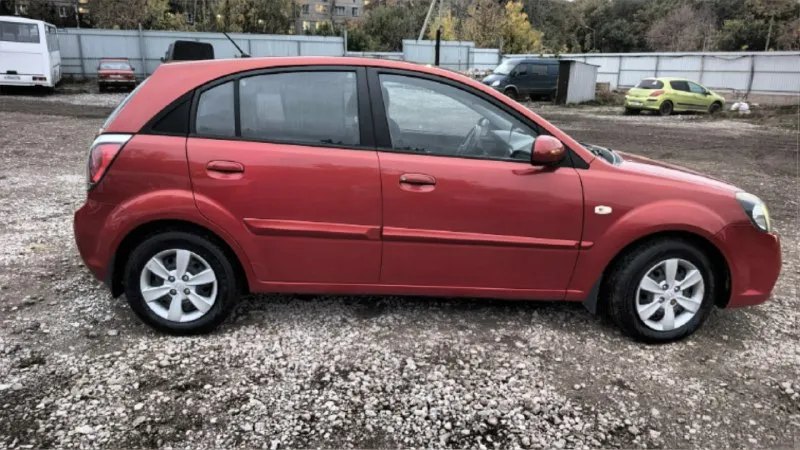 Продам свою машину kia rio 1.4 lux 2010г. Я второй хозяин за историю авто. Первая хозяйка женщина, которая откатала 108 т. Км. Я владею с марта 24 года. Сейчас пробег ~ 128т. Км. Авто южный, а именно краснодарский. Покупал через ильдар автоподбор. До начала 2025 жил и ездил по краснодарскому краю и адыгее. Разово проезжал по 600-700 км без проблем и нюансов. Мыл часто, на самобслуживании. Заправлялся и заправляюсь только 95м. На сколько помню, во владении первой хозяйки никакие элементы кузова не красились. По комплектации: подогревы седел передних, стекла заднего,4 электростеклоподъемника, водительский автоматический, эл. Регулировка зеркал, климат, парктроник задний, противотуманки перед и зад, центральный замок, сигналка с автозапуском. Механика и 1.4., едет не сильно хуже 1.6, а расход очень приятный. 5.8 трасса. Плотный город летом с климатом у меня 8 литров. Катализатор на месте, показаний к удалению нет. Ближний свет менял, теперь его хватает. Поставил скрытым мон
📞 Звоните: +7(949)3827796 - фотография - 2