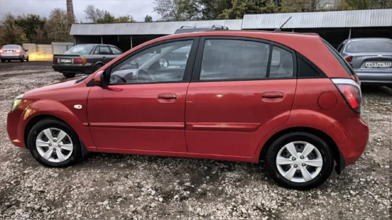 Продам свою машину kia rio 1.4 lux 2010г. Я второй хозяин за историю авто. Первая хозяйка женщина, которая откатала 108 т. Км. Я владею с марта 24 года. Сейчас пробег ~ 128т. Км. Авто южный, а именно краснодарский. Покупал через ильдар автоподбор. До начала 2025 жил и ездил по краснодарскому краю и адыгее. Разово проезжал по 600-700 км без проблем и нюансов. Мыл часто, на самобслуживании. Заправлялся и заправляюсь только 95м. На сколько помню, во владении первой хозяйки никакие элементы кузова не красились. По комплектации: подогревы седел передних, стекла заднего,4 электростеклоподъемника, водительский автоматический, эл. Регулировка зеркал, климат, парктроник задний, противотуманки перед и зад, центральный замок, сигналка с автозапуском. Механика и 1.4., едет не сильно хуже 1.6, а расход очень приятный. 5.8 трасса. Плотный город летом с климатом у меня 8 литров. Катализатор на месте, показаний к удалению нет. Ближний свет менял, теперь его хватает. Поставил скрытым мон
📞 Звоните: +7(949)3827796 - фотография - 3