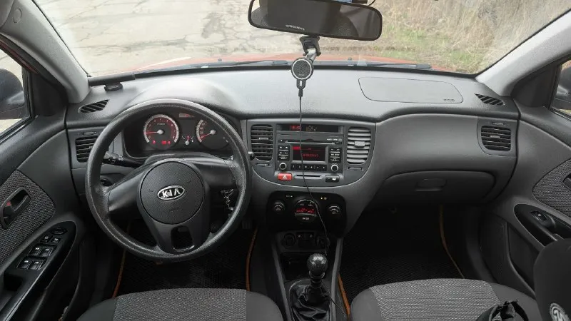Продам свою машину kia rio 1.4 lux 2010г. Я второй хозяин за историю авто. Первая хозяйка женщина, которая откатала 108 т. Км. Я владею с марта 24 года. Сейчас пробег ~ 128т. Км. Авто южный, а именно краснодарский. Покупал через ильдар автоподбор. До начала 2025 жил и ездил по краснодарскому краю и адыгее. Разово проезжал по 600-700 км без проблем и нюансов. Мыл часто, на самобслуживании. Заправлялся и заправляюсь только 95м. На сколько помню, во владении первой хозяйки никакие элементы кузова не красились. По комплектации: подогревы седел передних, стекла заднего,4 электростеклоподъемника, водительский автоматический, эл. Регулировка зеркал, климат, парктроник задний, противотуманки перед и зад, центральный замок, сигналка с автозапуском. Механика и 1.4., едет не сильно хуже 1.6, а расход очень приятный. 5.8 трасса. Плотный город летом с климатом у меня 8 литров. Катализатор на месте, показаний к удалению нет. Ближний свет менял, теперь его хватает. Поставил скрытым мон
📞 Звоните: +7(949)3827796 - фотография - 4