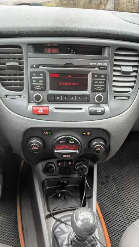 Продам свою машину kia rio 1.4 lux 2010г. Я второй хозяин за историю авто. Первая хозяйка женщина, которая откатала 108 т. Км. Я владею с марта 24 года. Сейчас пробег ~ 128т. Км. Авто южный, а именно краснодарский. Покупал через ильдар автоподбор. До начала 2025 жил и ездил по краснодарскому краю и адыгее. Разово проезжал по 600-700 км без проблем и нюансов. Мыл часто, на самобслуживании. Заправлялся и заправляюсь только 95м. На сколько помню, во владении первой хозяйки никакие элементы кузова не красились. По комплектации: подогревы седел передних, стекла заднего,4 электростеклоподъемника, водительский автоматический, эл. Регулировка зеркал, климат, парктроник задний, противотуманки перед и зад, центральный замок, сигналка с автозапуском. Механика и 1.4., едет не сильно хуже 1.6, а расход очень приятный. 5.8 трасса. Плотный город летом с климатом у меня 8 литров. Катализатор на месте, показаний к удалению нет. Ближний свет менял, теперь его хватает. Поставил скрытым мон
📞 Звоните: +7(949)3827796 - фотография - 5