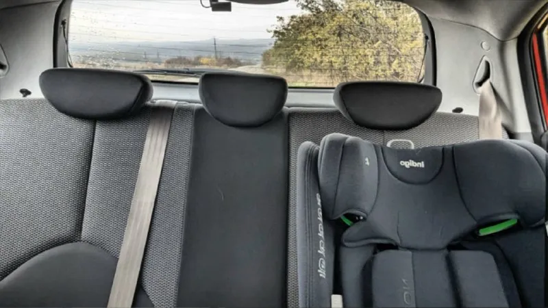 Продам свою машину kia rio 1.4 lux 2010г. Я второй хозяин за историю авто. Первая хозяйка женщина, которая откатала 108 т. Км. Я владею с марта 24 года. Сейчас пробег ~ 128т. Км. Авто южный, а именно краснодарский. Покупал через ильдар автоподбор. До начала 2025 жил и ездил по краснодарскому краю и адыгее. Разово проезжал по 600-700 км без проблем и нюансов. Мыл часто, на самобслуживании. Заправлялся и заправляюсь только 95м. На сколько помню, во владении первой хозяйки никакие элементы кузова не красились. По комплектации: подогревы седел передних, стекла заднего,4 электростеклоподъемника, водительский автоматический, эл. Регулировка зеркал, климат, парктроник задний, противотуманки перед и зад, центральный замок, сигналка с автозапуском. Механика и 1.4., едет не сильно хуже 1.6, а расход очень приятный. 5.8 трасса. Плотный город летом с климатом у меня 8 литров. Катализатор на месте, показаний к удалению нет. Ближний свет менял, теперь его хватает. Поставил скрытым мон
📞 Звоните: +7(949)3827796 - фотография - 6