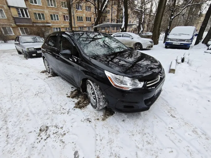 Продаю личный автомобиль, citroen c4 b7 2011 года. двигатель 1.6 бензин. коробка автомат классический. пробег 206000. ⚡️⚡️⚡️⚡️⚡️⚡️⚡️⚡️ мультируль, кондиционер, 2эсп, парктроники, подогрев заднего стекла и боковых зеркал, рабочий круиз-контроль и лимит, штатная музыка, оцинкованный кузов. владею около двух лет, старался делал машинку под личное пользование, техника находится в полном рабочем состоянии, список всех обслуживаний за время моего владения предоставлю по запросу. комплектом отдам летнюю резину в хорошем состоянии. на данный момент стоит новая зимняя. по лкп есть недочёты, по запросу все покажу и расскажу детально. я хозяин, могу присутствовать в мрэо на переоформлении. осмотр г. донецк. цена: 650.000₽. возможен торг реальному покупателю. ▶️смотреть больше фото◀️ номер для связи: +79494832395 (телеграм на этом номере) 📞 звоните: +7(949)4832395 - фотография - 2