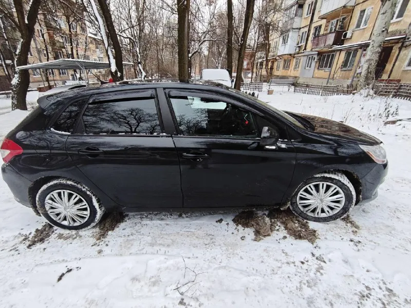 Продаю личный автомобиль, citroen c4 b7 2011 года. двигатель 1.6 бензин. коробка автомат классический. пробег 206000. ⚡️⚡️⚡️⚡️⚡️⚡️⚡️⚡️ мультируль, кондиционер, 2эсп, парктроники, подогрев заднего стекла и боковых зеркал, рабочий круиз-контроль и лимит, штатная музыка, оцинкованный кузов. владею около двух лет, старался делал машинку под личное пользование, техника находится в полном рабочем состоянии, список всех обслуживаний за время моего владения предоставлю по запросу. комплектом отдам летнюю резину в хорошем состоянии. на данный момент стоит новая зимняя. по лкп есть недочёты, по запросу все покажу и расскажу детально. я хозяин, могу присутствовать в мрэо на переоформлении. осмотр г. донецк. цена: 650.000₽. возможен торг реальному покупателю. ▶️смотреть больше фото◀️ номер для связи: +79494832395 (телеграм на этом номере) 📞 звоните: +7(949)4832395 - фотография - 4