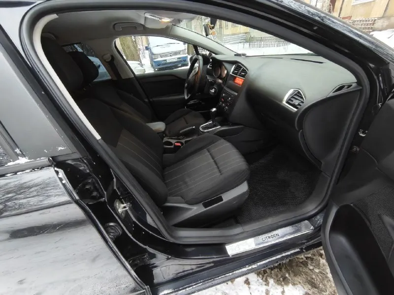 Продаю личный автомобиль, citroen c4 b7 2011 года. двигатель 1.6 бензин. коробка автомат классический. пробег 206000. ⚡️⚡️⚡️⚡️⚡️⚡️⚡️⚡️ мультируль, кондиционер, 2эсп, парктроники, подогрев заднего стекла и боковых зеркал, рабочий круиз-контроль и лимит, штатная музыка, оцинкованный кузов. владею около двух лет, старался делал машинку под личное пользование, техника находится в полном рабочем состоянии, список всех обслуживаний за время моего владения предоставлю по запросу. комплектом отдам летнюю резину в хорошем состоянии. на данный момент стоит новая зимняя. по лкп есть недочёты, по запросу все покажу и расскажу детально. я хозяин, могу присутствовать в мрэо на переоформлении. осмотр г. донецк. цена: 650.000₽. возможен торг реальному покупателю. ▶️смотреть больше фото◀️ номер для связи: +79494832395 (телеграм на этом номере) 📞 звоните: +7(949)4832395 - фотография - 8