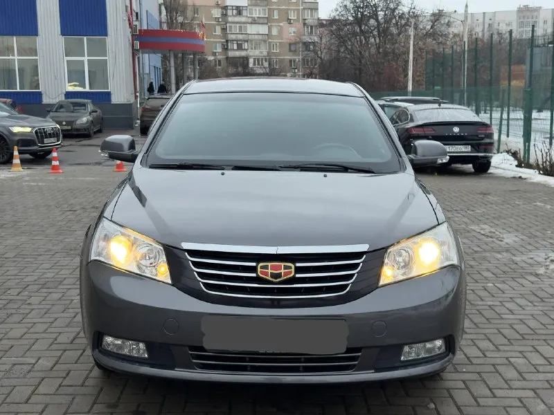 Продам geely emgrand автомобиль был в автосалоне куплен в 20.10.2015 года пробег 26.000 тысяч километров!! зимой не эксплуатировалась машина в новом состоянии!! полностью обработана стояла 9 лет в гараже. кожаный салон, подогрев сидений, подогрев зеркал, подогрев переднего и заднего стекла. сервисные книги, 2 ключа новая резина кто ищет реально новый автомобиль звоните!! +79495925202 цена 780.000₽ - фотография - 3