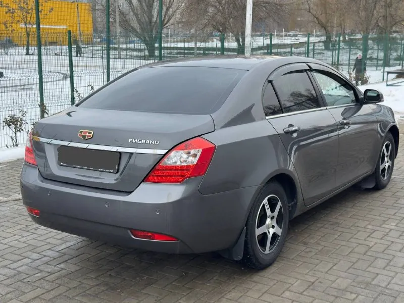 Продам geely emgrand автомобиль был в автосалоне куплен в 20.10.2015 года пробег 26.000 тысяч километров!! зимой не эксплуатировалась машина в новом состоянии!! полностью обработана стояла 9 лет в гараже. кожаный салон, подогрев сидений, подогрев зеркал, подогрев переднего и заднего стекла. сервисные книги, 2 ключа новая резина кто ищет реально новый автомобиль звоните!! +79495925202 цена 780.000₽ - фотография - 4