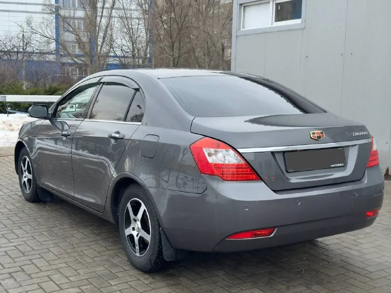 Продам geely emgrand автомобиль был в автосалоне куплен в 20.10.2015 года пробег 26.000 тысяч километров!! зимой не эксплуатировалась машина в новом состоянии!! полностью обработана стояла 9 лет в гараже. кожаный салон, подогрев сидений, подогрев зеркал, подогрев переднего и заднего стекла. сервисные книги, 2 ключа новая резина кто ищет реально новый автомобиль звоните!! +79495925202 цена 780.000₽ - фотография - 5