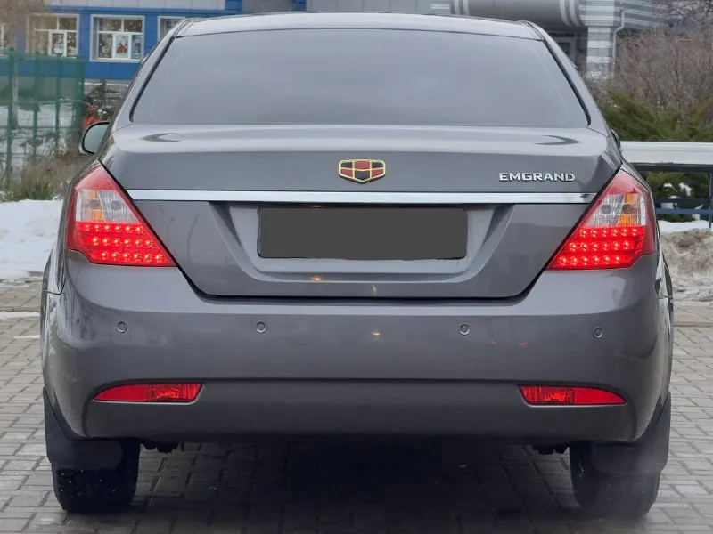 Продам geely emgrand автомобиль был в автосалоне куплен в 20.10.2015 года пробег 26.000 тысяч километров!! зимой не эксплуатировалась машина в новом состоянии!! полностью обработана стояла 9 лет в гараже. кожаный салон, подогрев сидений, подогрев зеркал, подогрев переднего и заднего стекла. сервисные книги, 2 ключа новая резина кто ищет реально новый автомобиль звоните!! +79495925202 цена 780.000₽ - фотография - 6