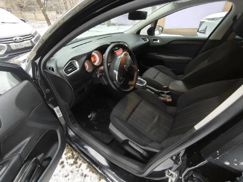 Продаю личный автомобиль, citroen c4 b7 2011 года. двигатель 1.6 бензин. коробка автомат классический. пробег 206000. ⚡️⚡️⚡️⚡️⚡️⚡️⚡️⚡️ мультируль, кондиционер, 2эсп, парктроники, подогрев заднего стекла и боковых зеркал, рабочий круиз-контроль и лимит, штатная музыка, оцинкованный кузов. владею около двух лет, старался делал машинку под личное пользование, техника находится в полном рабочем состоянии, список всех обслуживаний за время моего владения предоставлю по запросу. комплектом отдам летнюю резину в хорошем состоянии. на данный момент стоит новая зимняя. по лкп есть недочёты, по запросу все покажу и расскажу детально. я хозяин, могу присутствовать в мрэо на переоформлении. осмотр г. донецк. цена: 650.000₽. возможен торг реальному покупателю. ▶️смотреть больше фото◀️ номер для связи: +79494832395 (телеграм на этом номере) 📞 звоните: +7(949)4832395 📞 звоните: +7(949)4832395 - фотография - 8