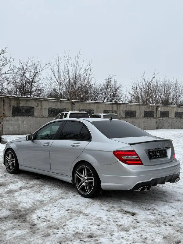 Mercedes c-class w204 / 2013 1.6 турбо бензин / автомат пробег 173 000 км 204 в очень достойном состоянии для своих лет бодрый, коробка работает ровно, едет уверенно. куплена на пробеге 153.000км за это время менял масло petronas 5w-40, менялось 3 раза за все время владения вместе с фильтрами, стойки стабилизатора, свечи, квкг(кто понимает в этих моторах знает зачем) есть сколы, автомобиль не новый все вопросы по телефону или в сообщения +79490044675 цена: 1 650 000 ₽. торг строго у капота. перекупы и «заберу сегодня дешево» — не тратьте время. 📲 tg: @blacktip4ik 📞 звоните: +7(949)0044675 - фотография - 3