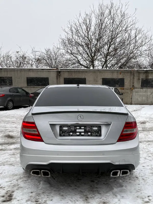 Mercedes c-class w204 / 2013 1.6 турбо бензин / автомат пробег 173 000 км 204 в очень достойном состоянии для своих лет бодрый, коробка работает ровно, едет уверенно. куплена на пробеге 153.000км за это время менял масло petronas 5w-40, менялось 3 раза за все время владения вместе с фильтрами, стойки стабилизатора, свечи, квкг(кто понимает в этих моторах знает зачем) есть сколы, автомобиль не новый все вопросы по телефону или в сообщения +79490044675 цена: 1 650 000 ₽. торг строго у капота. перекупы и «заберу сегодня дешево» — не тратьте время. 📲 tg: @blacktip4ik 📞 звоните: +7(949)0044675 - фотография - 4