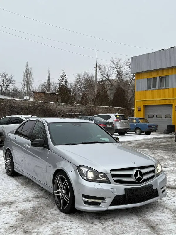 Mercedes c-class w204 / 2013 1.6 турбо бензин / автомат пробег 173 000 км 204 в очень достойном состоянии для своих лет бодрый, коробка работает ровно, едет уверенно. куплена на пробеге 153.000км за это время менял масло petronas 5w-40, менялось 3 раза за все время владения вместе с фильтрами, стойки стабилизатора, свечи, квкг(кто понимает в этих моторах знает зачем) есть сколы, автомобиль не новый все вопросы по телефону или в сообщения +79490044675 цена: 1 650 000 ₽. торг строго у капота. перекупы и «заберу сегодня дешево» — не тратьте время. 📲 tg: @blacktip4ik 📞 звоните: +7(949)0044675 - фотография - 6