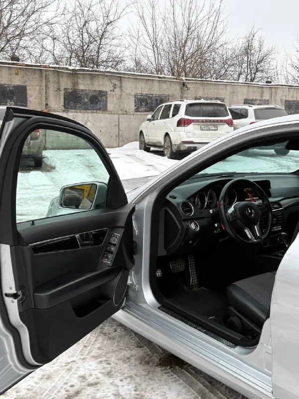 Mercedes c-class w204 / 2013 1.6 турбо бензин / автомат пробег 173 000 км 204 в очень достойном состоянии для своих лет бодрый, коробка работает ровно, едет уверенно. куплена на пробеге 153.000км за это время менял масло petronas 5w-40, менялось 3 раза за все время владения вместе с фильтрами, стойки стабилизатора, свечи, квкг(кто понимает в этих моторах знает зачем) есть сколы, автомобиль не новый все вопросы по телефону или в сообщения +79490044675 цена: 1 650 000 ₽. торг строго у капота. перекупы и «заберу сегодня дешево» — не тратьте время. 📲 tg: @blacktip4ik 📞 звоните: +7(949)0044675 - фотография - 7