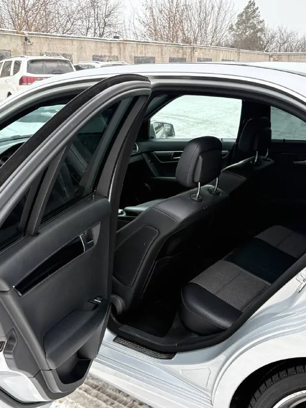 Mercedes c-class w204 / 2013 1.6 турбо бензин / автомат пробег 173 000 км 204 в очень достойном состоянии для своих лет бодрый, коробка работает ровно, едет уверенно. куплена на пробеге 153.000км за это время менял масло petronas 5w-40, менялось 3 раза за все время владения вместе с фильтрами, стойки стабилизатора, свечи, квкг(кто понимает в этих моторах знает зачем) есть сколы, автомобиль не новый все вопросы по телефону или в сообщения +79490044675 цена: 1 650 000 ₽. торг строго у капота. перекупы и «заберу сегодня дешево» — не тратьте время. 📲 tg: @blacktip4ik 📞 звоните: +7(949)0044675 - фотография - 8