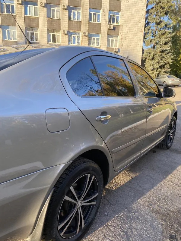 Skoda octavia a5 1.6 mpi продам надёжный автомобиль 2009 года с родным пробегом 275000 км. коробка автомат 6 ступенчатый aisin не пинает не хрустит, самая надёжная связка в этой линейке. не троит, не дымит, масло не берёт от замены до замены. менялось каждые 6 тысяч км. стоит дорогая оптика, хорошая сигнализация старлайн с автозапуском, сзади установлены 2 трубы. передние стеклоподъёмники, подогрев сидений. автомобиль в родном окрасе, автотека зелёная, без дтп, без запрета. стоит датчик дождя и света. за машиной следили. 850000р обоснованный торг +79494295537 осмотр город шахтёрск 📞 звоните: +7(949)4295537 - фотография - 3