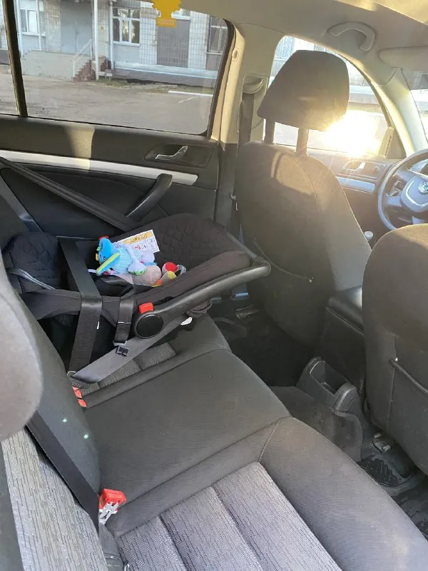 Skoda octavia a5 1.6 mpi продам надёжный автомобиль 2009 года с родным пробегом 275000 км. коробка автомат 6 ступенчатый aisin не пинает не хрустит, самая надёжная связка в этой линейке. не троит, не дымит, масло не берёт от замены до замены. менялось каждые 6 тысяч км. стоит дорогая оптика, хорошая сигнализация старлайн с автозапуском, сзади установлены 2 трубы. передние стеклоподъёмники, подогрев сидений. автомобиль в родном окрасе, автотека зелёная, без дтп, без запрета. стоит датчик дождя и света. за машиной следили. 850000р обоснованный торг +79494295537 осмотр город шахтёрск 📞 звоните: +7(949)4295537 - фотография - 4