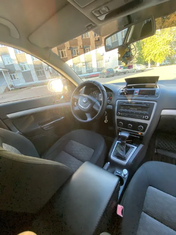 Skoda octavia a5 1.6 mpi продам надёжный автомобиль 2009 года с родным пробегом 275000 км. коробка автомат 6 ступенчатый aisin не пинает не хрустит, самая надёжная связка в этой линейке. не троит, не дымит, масло не берёт от замены до замены. менялось каждые 6 тысяч км. стоит дорогая оптика, хорошая сигнализация старлайн с автозапуском, сзади установлены 2 трубы. передние стеклоподъёмники, подогрев сидений. автомобиль в родном окрасе, автотека зелёная, без дтп, без запрета. стоит датчик дождя и света. за машиной следили. 850000р обоснованный торг +79494295537 осмотр город шахтёрск 📞 звоните: +7(949)4295537 - фотография - 6