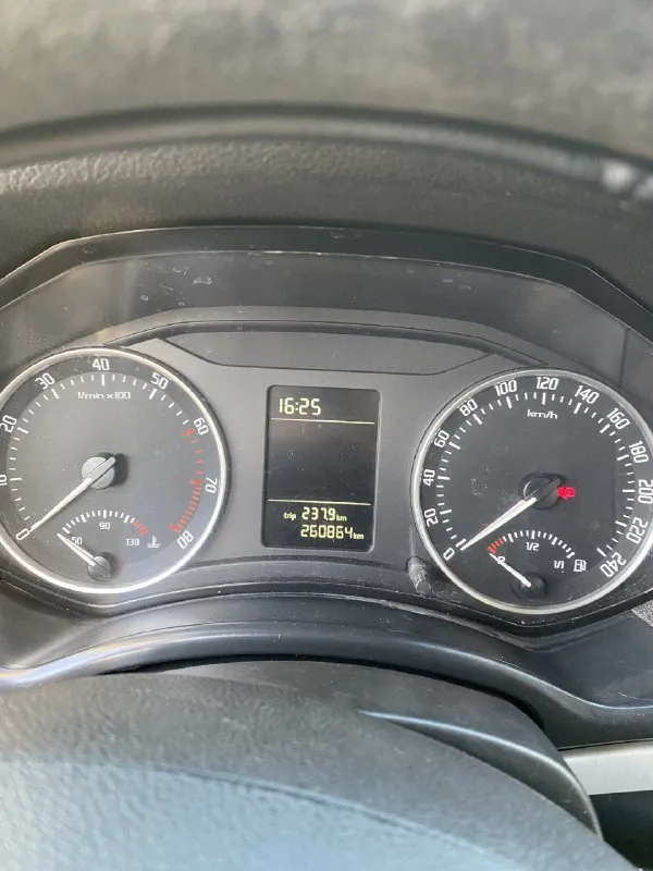 Skoda octavia a5 1.6 mpi продам надёжный автомобиль 2009 года с родным пробегом 275000 км. коробка автомат 6 ступенчатый aisin не пинает не хрустит, самая надёжная связка в этой линейке. не троит, не дымит, масло не берёт от замены до замены. менялось каждые 6 тысяч км. стоит дорогая оптика, хорошая сигнализация старлайн с автозапуском, сзади установлены 2 трубы. передние стеклоподъёмники, подогрев сидений. автомобиль в родном окрасе, автотека зелёная, без дтп, без запрета. стоит датчик дождя и света. за машиной следили. 850000р обоснованный торг +79494295537 осмотр город шахтёрск 📞 звоните: +7(949)4295537 - фотография - 7