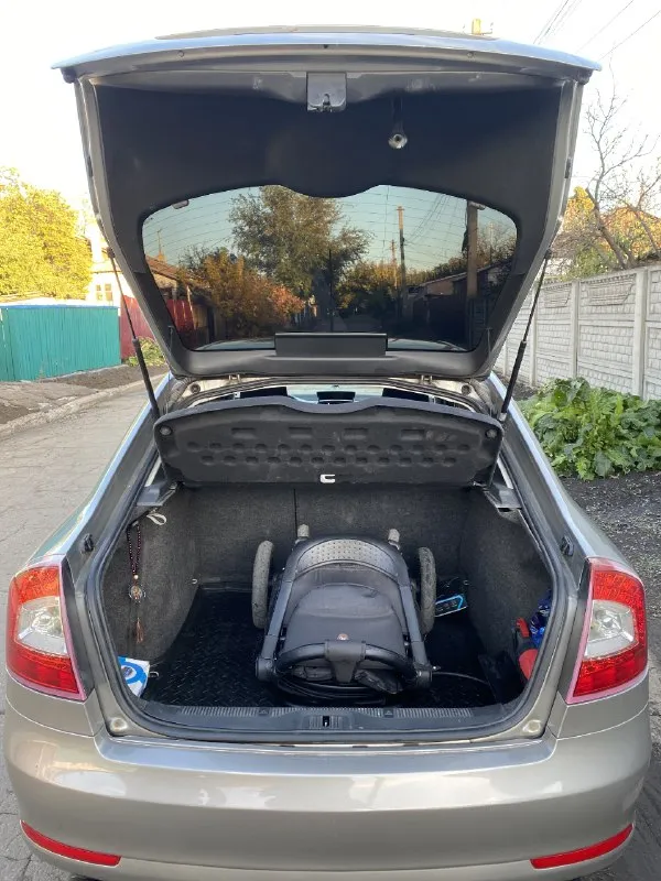 Skoda octavia a5 1.6 mpi продам надёжный автомобиль 2009 года с родным пробегом 275000 км. коробка автомат 6 ступенчатый aisin не пинает не хрустит, самая надёжная связка в этой линейке. не троит, не дымит, масло не берёт от замены до замены. менялось каждые 6 тысяч км. стоит дорогая оптика, хорошая сигнализация старлайн с автозапуском, сзади установлены 2 трубы. передние стеклоподъёмники, подогрев сидений. автомобиль в родном окрасе, автотека зелёная, без дтп, без запрета. стоит датчик дождя и света. за машиной следили. 850000р обоснованный торг +79494295537 осмотр город шахтёрск 📞 звоните: +7(949)4295537 - фотография - 8