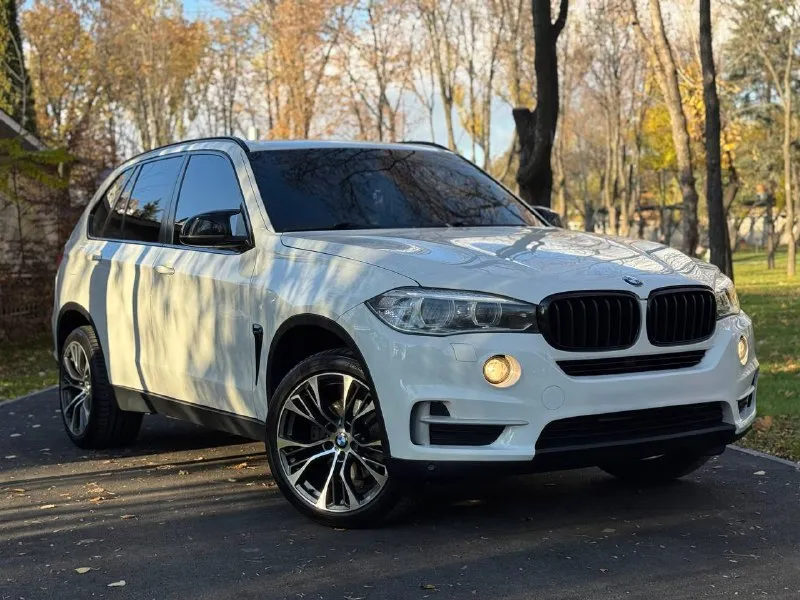 Продам: bmw x5 f15 год выпуска 2016. двигатель 3.0 дизель. коробка автомат. привод полный. пробег 260 000. машина в отличном состоянии, как внешне так и технически вложений никаких не требует! мотор работает идеально, не дымит, масло не расходует! коробка без пинков, рывков и т. д. ходовая часть без посторонних звуков! есть заказ наряды ! ошибок нет ! любые проверки приветствуются! кузов в родном окрасе ! без дтп ! в машине работает всё! два комплекта резины ! юридически кристально чистая, переоформление без проблем! автомобиль находится в донецке ! цена 3 350 000 руб торг. тел: +7 949-458-29-30. возможен обмен и продажа в кредит ! - фотография - 2