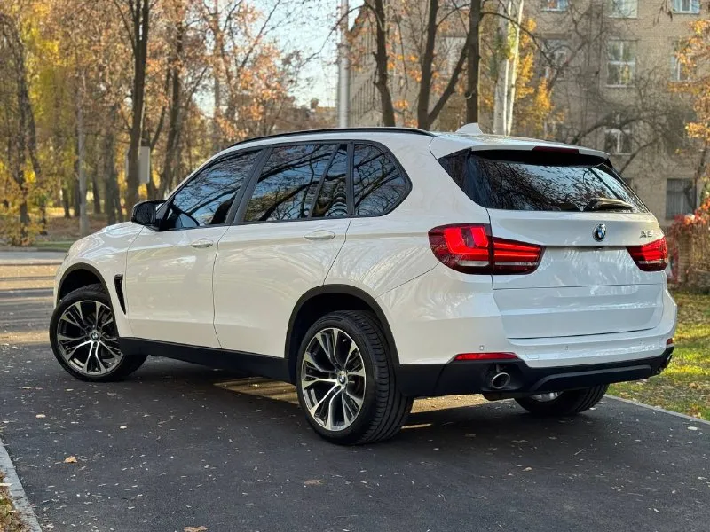 Продам: bmw x5 f15 год выпуска 2016. двигатель 3.0 дизель. коробка автомат. привод полный. пробег 260 000. машина в отличном состоянии, как внешне так и технически вложений никаких не требует! мотор работает идеально, не дымит, масло не расходует! коробка без пинков, рывков и т. д. ходовая часть без посторонних звуков! есть заказ наряды ! ошибок нет ! любые проверки приветствуются! кузов в родном окрасе ! без дтп ! в машине работает всё! два комплекта резины ! юридически кристально чистая, переоформление без проблем! автомобиль находится в донецке ! цена 3 350 000 руб торг. тел: +7 949-458-29-30. возможен обмен и продажа в кредит ! - фотография - 3