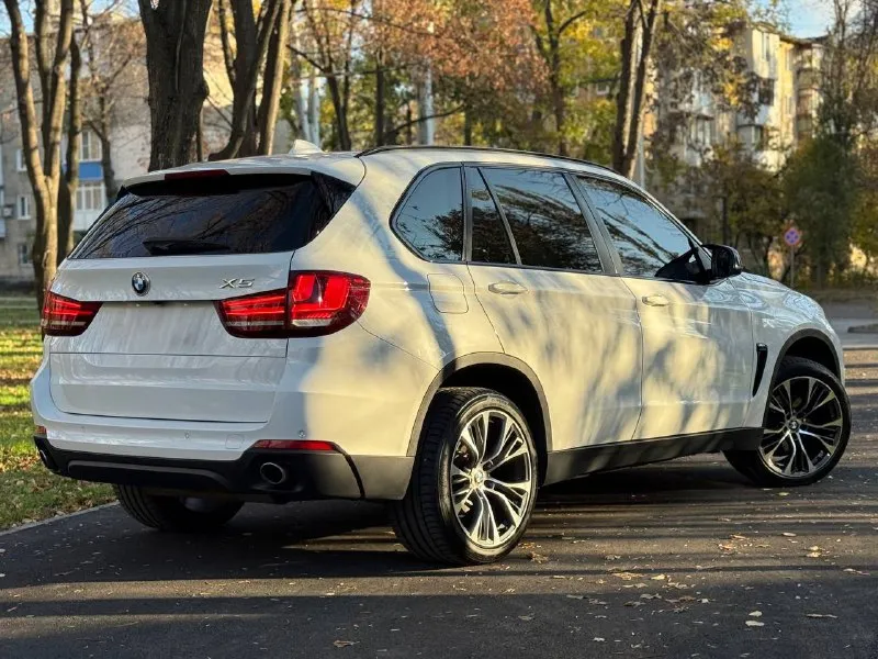 Продам: bmw x5 f15 год выпуска 2016. двигатель 3.0 дизель. коробка автомат. привод полный. пробег 260 000. машина в отличном состоянии, как внешне так и технически вложений никаких не требует! мотор работает идеально, не дымит, масло не расходует! коробка без пинков, рывков и т. д. ходовая часть без посторонних звуков! есть заказ наряды ! ошибок нет ! любые проверки приветствуются! кузов в родном окрасе ! без дтп ! в машине работает всё! два комплекта резины ! юридически кристально чистая, переоформление без проблем! автомобиль находится в донецке ! цена 3 350 000 руб торг. тел: +7 949-458-29-30. возможен обмен и продажа в кредит ! - фотография - 4