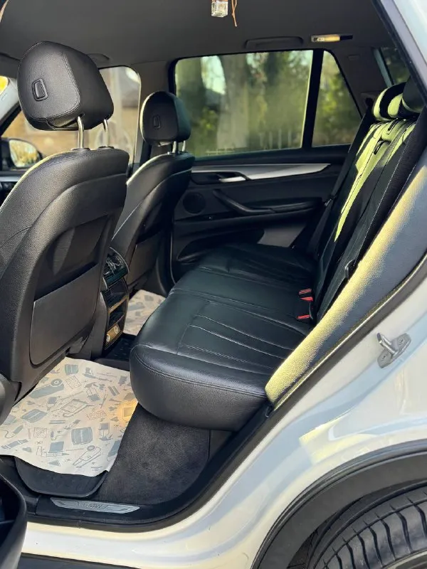 Продам: bmw x5 f15 год выпуска 2016. двигатель 3.0 дизель. коробка автомат. привод полный. пробег 260 000. машина в отличном состоянии, как внешне так и технически вложений никаких не требует! мотор работает идеально, не дымит, масло не расходует! коробка без пинков, рывков и т. д. ходовая часть без посторонних звуков! есть заказ наряды ! ошибок нет ! любые проверки приветствуются! кузов в родном окрасе ! без дтп ! в машине работает всё! два комплекта резины ! юридически кристально чистая, переоформление без проблем! автомобиль находится в донецке ! цена 3 350 000 руб торг. тел: +7 949-458-29-30. возможен обмен и продажа в кредит ! - фотография - 7