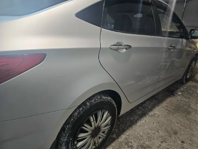 Продам hyundai accent 2012год. 137000км. родного пробега ! автомобиль местный 1 владелец за все время эксплуатации! кузов полностью в заводской краске, салон не затяган! установлено гбо4 ( вписан) очень дёшево ездить, расход 9 литров газа по городу! масла, фильтра только заменил. по кузову не каких проблем нет, в живую как на фото ! документы в полном порядке, продажа от собственника. готов на любые проверки, скрывать не чего! звоните будете очень довольны покупкой + будет хороший торг возле капота! цена 900 т. руб. +79494919098 донецк 📞 звоните: +7(949)4919098 - фотография - 5