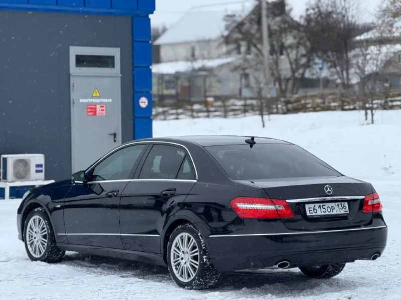 В продаже mercedes benz e-class w212, 3.5 л v6, самая надёжная модификация двс, он же (м276) атмосферник (306 л. с) на полном приводе 4wd! состояние около-идеальное, как в техническом, так и в эстетическом плане, на первого клиента. прозрачная история по отчётам, два владельца. заводской окрас кузова. торг не предусмотрен. контакты : +7 (949) 363-52-68 (есть «telegram») цена : 1,3 млн рублей. обмен не рассматриваю. территориально находится в г макеевка (центр). 📞 звоните: +7(949)3635268 - фотография - 3