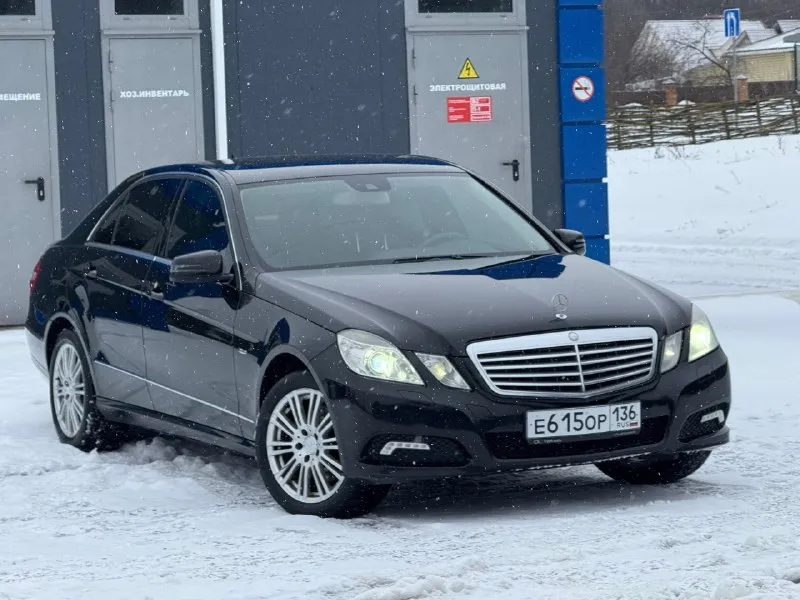 В продаже mercedes benz e-class w212, 3.5 л v6, самая надёжная модификация двс, он же (м276) атмосферник (306 л. с) на полном приводе 4wd! состояние около-идеальное, как в техническом, так и в эстетическом плане, на первого клиента. прозрачная история по отчётам, два владельца. заводской окрас кузова. торг не предусмотрен. контакты : +7 (949) 363-52-68 (есть «telegram») цена : 1,3 млн рублей. обмен не рассматриваю. территориально находится в г макеевка (центр). 📞 звоните: +7(949)3635268 - фотография - 4