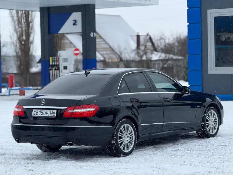 В продаже mercedes benz e-class w212, 3.5 л v6, самая надёжная модификация двс, он же (м276) атмосферник (306 л. с) на полном приводе 4wd! состояние около-идеальное, как в техническом, так и в эстетическом плане, на первого клиента. прозрачная история по отчётам, два владельца. заводской окрас кузова. торг не предусмотрен. контакты : +7 (949) 363-52-68 (есть «telegram») цена : 1,3 млн рублей. обмен не рассматриваю. территориально находится в г макеевка (центр). 📞 звоните: +7(949)3635268 - фотография - 6