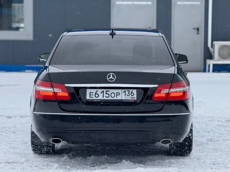 В продаже mercedes benz e-class w212, 3.5 л v6, самая надёжная модификация двс, он же (м276) атмосферник (306 л. с) на полном приводе 4wd! состояние около-идеальное, как в техническом, так и в эстетическом плане, на первого клиента. прозрачная история по отчётам, два владельца. заводской окрас кузова. торг не предусмотрен. контакты : +7 (949) 363-52-68 (есть «telegram») цена : 1,3 млн рублей. обмен не рассматриваю. территориально находится в г макеевка (центр). 📞 звоните: +7(949)3635268 - фотография - 7