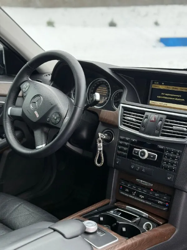 В продаже mercedes benz e-class w212, 3.5 л v6, самая надёжная модификация двс, он же (м276) атмосферник (306 л. с) на полном приводе 4wd! состояние около-идеальное, как в техническом, так и в эстетическом плане, на первого клиента. прозрачная история по отчётам, два владельца. заводской окрас кузова. торг не предусмотрен. контакты : +7 (949) 363-52-68 (есть «telegram») цена : 1,3 млн рублей. обмен не рассматриваю. территориально находится в г макеевка (центр). 📞 звоните: +7(949)3635268 - фотография - 8