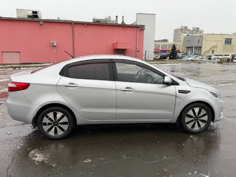 Kia rio 2012 года
Объем двигателя 1.6 л, бензин, автоматическая коробка передач.
Пробег 171 000 км.
Состояние хорошее!не использовалась в такси или каршеринге. Все стекла оригинальные, включая лобовое.
Все системы безопасности в полном порядке. Двигатель и коробка передач работают отлично, без посторонних шумов и ошибок.
Кузов оцинкован, следов коррозии нет.
Максимальная комплектация premium!
Оснащена кнопкой «старт-стоп», бесключевым доступом, климат-контролем, круиз-контролем и другими функциями.
Полный комплект ключей.
Полностью обслужена, готова к эксплуатации без дополнительных вложений.
Документы в полном порядке.
Город: донецк.
Цена: 780 000 рублей.
Телефон: +7 949 371-08-26(telegram)можем отправить видеообзор.
📞 Звоните: +7(949)3710826 - фотография - 3