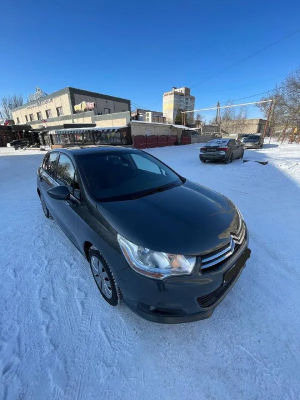 Citroen c4 2012 года, двигатель 1.6, пробег не скручен 186596 родной !!! зелёная автотека!!! реальный один хозяин!!! автомобиль как на фото так и в реальности!!! мотор в идеале не дымит не троит, масло не расходует работает ровно шепчет!!! кпп в идеале работает на отлично!!!! по кузову без подкрасав, без жучков, без рыжиков, без вздутия краски, сколов и царапин нет кузов в родне, дтп не было вообще, зелёная автотека!!! ходовая часть не стучит не гремит, всё исключительно всё работает исправно идеально, автомобиль реально без вложений!!! салон не прокуренный и никогда не курили, и не затёртый, салон чистый и приятный!!! опции датчик света, датчик, дождя, обогрев сидений, обогрев лобового стекла, обогрев, зеркал, обогрев заднего стекла, климат контроль, круиз контроль, мультируль, патронники, очень много ещё перечислятьвсе опции заряж опциями по максимуму!!! два комплекта резины зима, лето, вся резина идеальная, лето в сборе!!! документы чистые в полном порядке!!! цена 750 тыс +79496276428 - фотография - 3