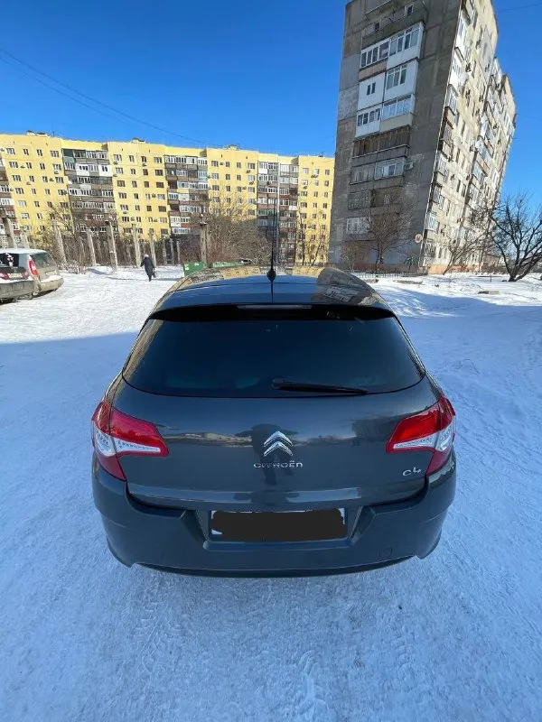 Citroen c4 2012 года, двигатель 1.6, пробег не скручен 186596 родной !!! зелёная автотека!!! реальный один хозяин!!! автомобиль как на фото так и в реальности!!! мотор в идеале не дымит не троит, масло не расходует работает ровно шепчет!!! кпп в идеале работает на отлично!!!! по кузову без подкрасав, без жучков, без рыжиков, без вздутия краски, сколов и царапин нет кузов в родне, дтп не было вообще, зелёная автотека!!! ходовая часть не стучит не гремит, всё исключительно всё работает исправно идеально, автомобиль реально без вложений!!! салон не прокуренный и никогда не курили, и не затёртый, салон чистый и приятный!!! опции датчик света, датчик, дождя, обогрев сидений, обогрев лобового стекла, обогрев, зеркал, обогрев заднего стекла, климат контроль, круиз контроль, мультируль, патронники, очень много ещё перечислятьвсе опции заряж опциями по максимуму!!! два комплекта резины зима, лето, вся резина идеальная, лето в сборе!!! документы чистые в полном порядке!!! цена 750 тыс +79496276428 - фотография - 4