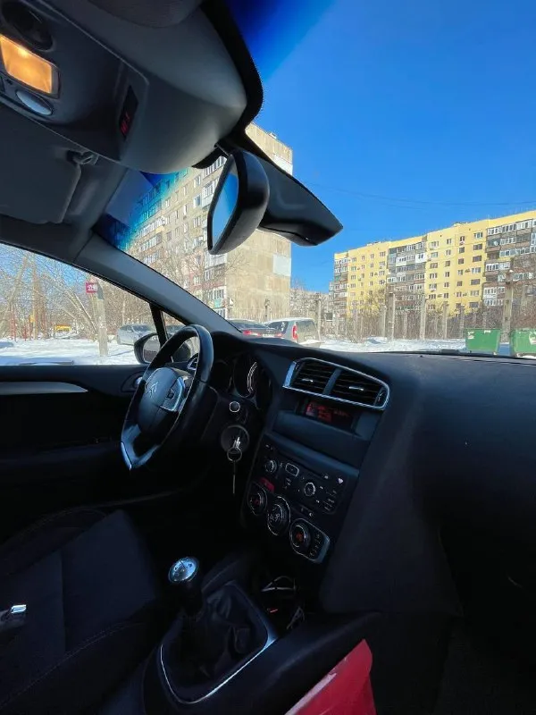 Citroen c4 2012 года, двигатель 1.6, пробег не скручен 186596 родной !!! зелёная автотека!!! реальный один хозяин!!! автомобиль как на фото так и в реальности!!! мотор в идеале не дымит не троит, масло не расходует работает ровно шепчет!!! кпп в идеале работает на отлично!!!! по кузову без подкрасав, без жучков, без рыжиков, без вздутия краски, сколов и царапин нет кузов в родне, дтп не было вообще, зелёная автотека!!! ходовая часть не стучит не гремит, всё исключительно всё работает исправно идеально, автомобиль реально без вложений!!! салон не прокуренный и никогда не курили, и не затёртый, салон чистый и приятный!!! опции датчик света, датчик, дождя, обогрев сидений, обогрев лобового стекла, обогрев, зеркал, обогрев заднего стекла, климат контроль, круиз контроль, мультируль, патронники, очень много ещё перечислятьвсе опции заряж опциями по максимуму!!! два комплекта резины зима, лето, вся резина идеальная, лето в сборе!!! документы чистые в полном порядке!!! цена 750 тыс +79496276428 - фотография - 8