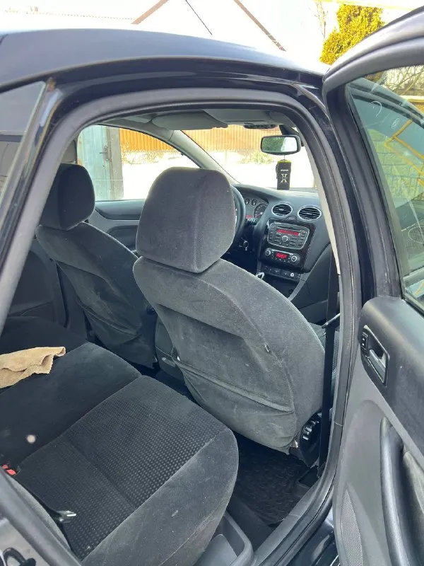 Продам ford focus 2 ghia переходной рестайлинг самая полная комплектация год: 2007 двигатель 1.8 125лс родной пробег: 210т техника автомобиля без нареканий, обслужена, двигатель работает отлично, ходовая обслужена, кузов в очень достойном состоянии днище целое, все силовые части родные 6 подушек безопасности. по комплектации: двух-зонный климат, подогрев лобового, сидений, зеркал, круиз, датчик света и дождя, омыватели фар, esp стабилизация, подрулевое управлений музыкой, стеклоподьемники в круг, эл зеркала, центральный замок, бортовой компьютер! автомобиль вложений не требует. документы чистые торг есть цена: 560000 📍мариуполь 📞+79496463727 - фотография - 10