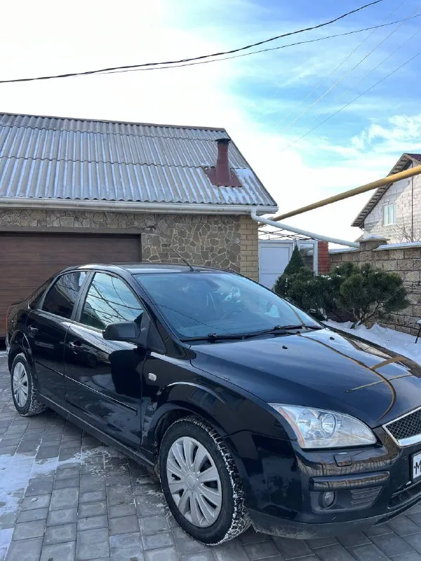 Продам ford focus 2 ghia переходной рестайлинг самая полная комплектация год: 2007 двигатель 1.8 125лс родной пробег: 210т техника автомобиля без нареканий, обслужена, двигатель работает отлично, ходовая обслужена, кузов в очень достойном состоянии днище целое, все силовые части родные 6 подушек безопасности. по комплектации: двух-зонный климат, подогрев лобового, сидений, зеркал, круиз, датчик света и дождя, омыватели фар, esp стабилизация, подрулевое управлений музыкой, стеклоподьемники в круг, эл зеркала, центральный замок, бортовой компьютер! автомобиль вложений не требует. документы чистые торг есть цена: 560000 📍мариуполь 📞+79496463727 - фотография - 2