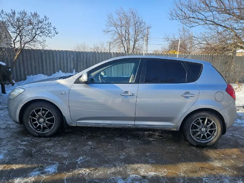 Продам kia ceed 2008 года выпуска мотор 1.6 ( бензин) кпп: автомат пробег 255000 авто в хорошем состоянии в комплектации: климат контроль, 4 стекло подъёмника, подогревы, мульти руль, штатная магнитола. 1 ключ 2 комплекта резины. была обслужена ходовка и заменены все жидкости. была заменена цепь 10.000км назад. документы в полном порядке, переоформление без проблем. цена 780.000руб +79495910155 макеевка. - фотография - 5