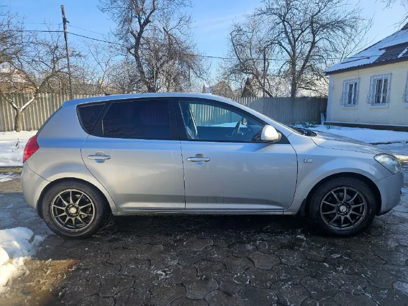 Продам kia ceed 2008 года выпуска мотор 1.6 ( бензин) кпп: автомат пробег 255000 авто в хорошем состоянии в комплектации: климат контроль, 4 стекло подъёмника, подогревы, мульти руль, штатная магнитола. 1 ключ 2 комплекта резины. была обслужена ходовка и заменены все жидкости. была заменена цепь 10.000км назад. документы в полном порядке, переоформление без проблем. цена 780.000руб +79495910155 макеевка. - фотография - 6