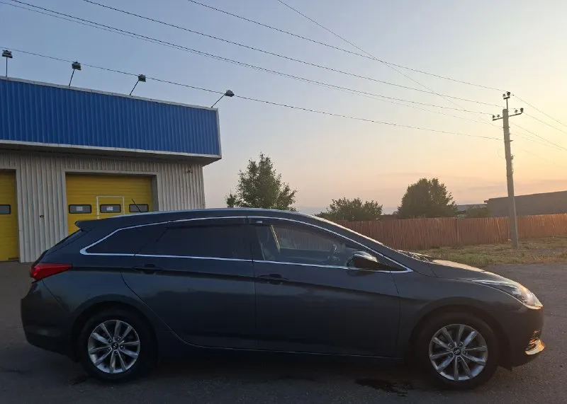 Продам hyundai i40 официальная машина куплена в салоне! цвет мокрый асфальт, перламутр. ✅️комфортные сидения, много места в салоне ✅️ led оптика / камера заднего вида / 3 режима вождения/ подогрев сидений/работающий кондиционер / авторучник. ✅️ , ходовая в отличном состояний! 2 ключа / 2 комплекта резины любые проверки, сопровождение в мрео 2.0 атм бензин расход 9л 128тыс пробег год: 2016 цена: 1 290 000руб🔥 торг, обмен, кредит +79595540000 +7959214 0622(телеграмм/ватсап) луганск 📞 звоните: +7(959)5540000 - фотография - 4