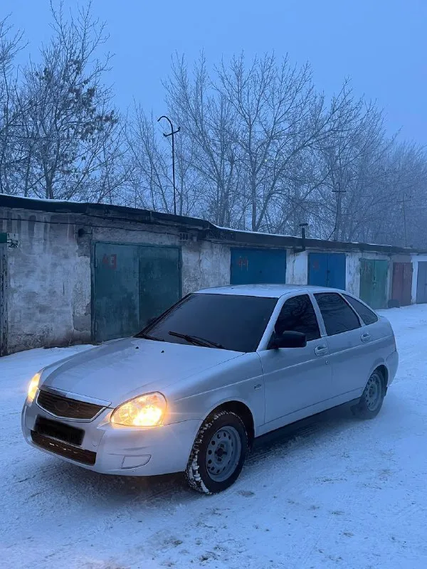 Продам приору 2011г. в в хорошем состоянии, вложений не требует кузов в хорошем состоянии без гнили и ржавчины дно, ланжероны, стаканы все целое двигатель масло не ест. масло от замены до замены коробка не хрустит не выбивает, переключается плавно по ходовке все отлично без посторонних звуков abs, стеклоподъемники, эур, штатная магнитола с bluetooth салон чистый и опрятный цена: 380к быстрым торг возможен обмен связь со мной: +7949-558-73-52 +7988-585-79-37(вацап, телеграмм) - фотография - 2